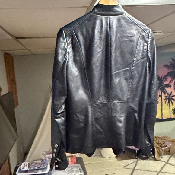 Danier Women's Sleek Black Leather Jacket - Picture 5 of 10